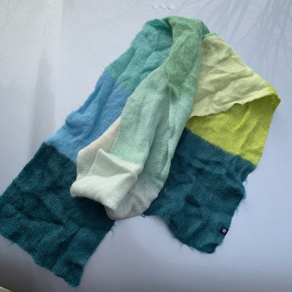 GAP Super Soft Knit Scarf - Picture 4 of 4